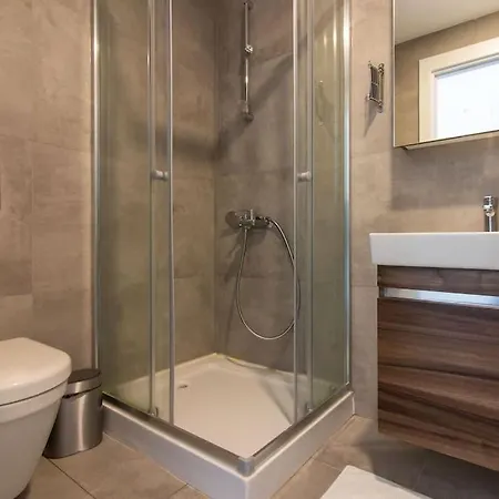 Daire Comfy Modern 1br W/ Parking & Gym #193 İstanbul